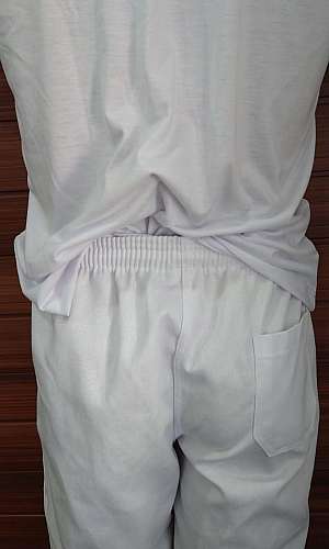 calça de brim branca uniforme