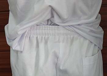 Calça de brim branca uniforme