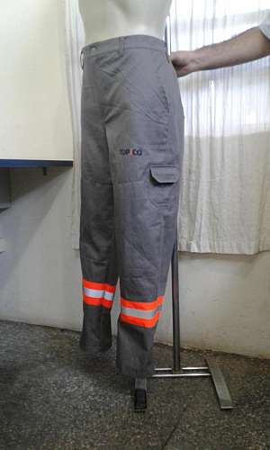 calça uniforme com faixa refletiva