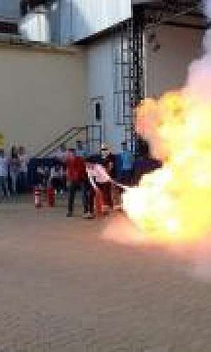 Treinamento combate a incêndio Treinamento combate a incêndio